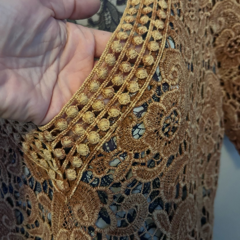 Gimmicks by BKE Rust Floral Crochet Women's Top - V-Back size Medium - Picture 8 of 9